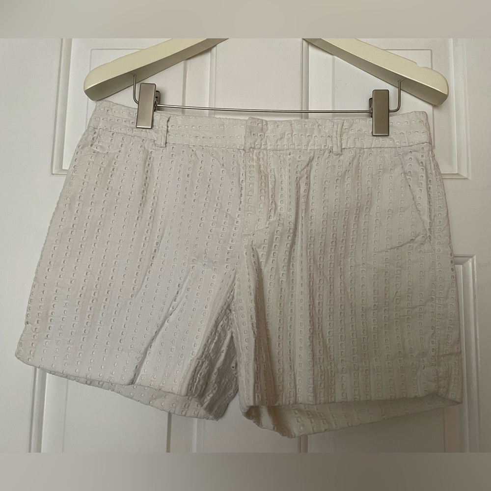 EUC - Banana Republic White Eyelet Women Shorts Size 8 (waist 15.5”)
